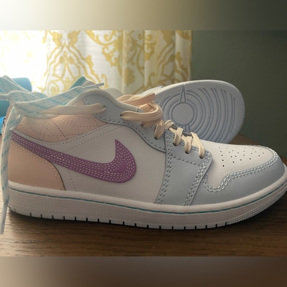 Women’s Air Jordan 1 low. Size 11 - Picture 3 of 3